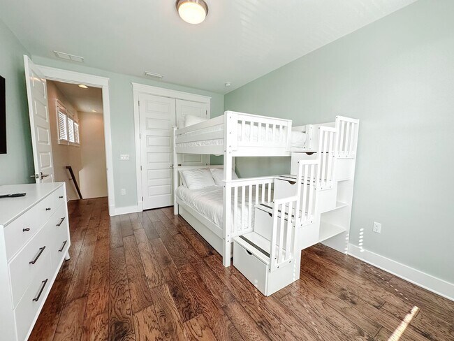 Building Photo - New, exclusive 3200 sq ft 4 bedroom/3.5bat...