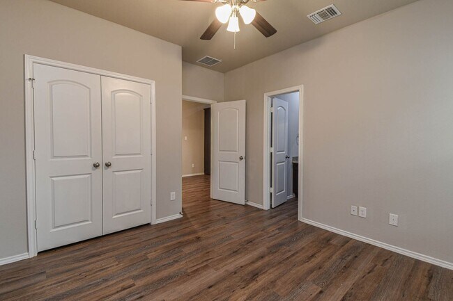 Building Photo - 15633 Sycamore Dr