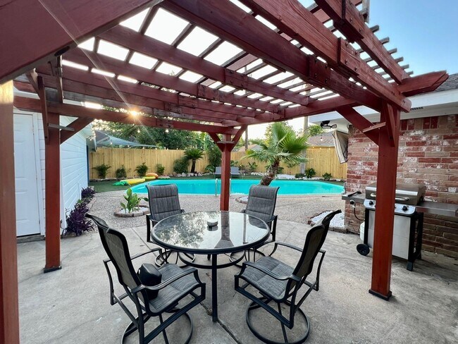 Building Photo - 9811 Rocktree Dr