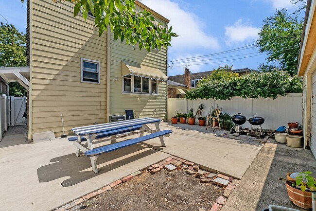 Building Photo - 5742 N Francisco Ave