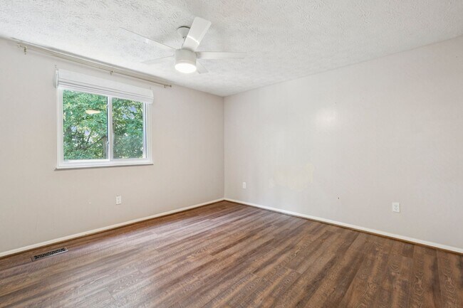 Building Photo - Home in Highly Desirable Forest Ridge!