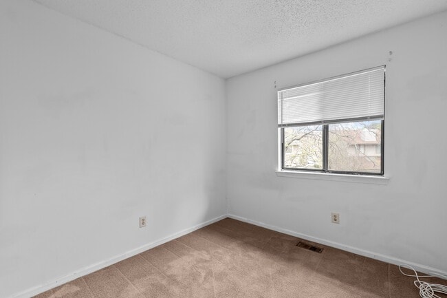 Building Photo - 405 Falling Ln