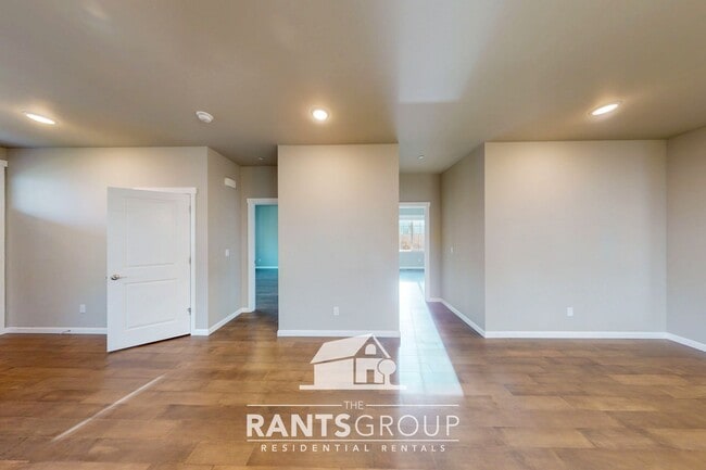 Building Photo - Bright 3-Bedroom, 2-Bathroom Rambler in Olympia!