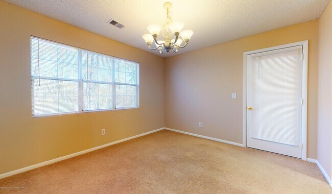 Building Photo - 1019 Waters Edge Dr