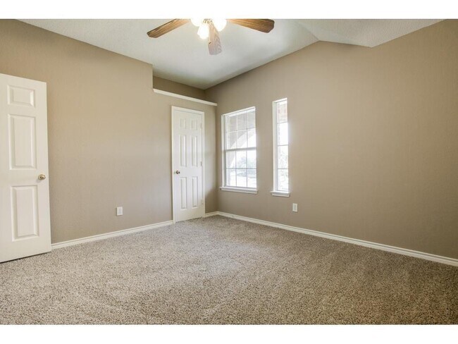 Building Photo - 137 W Clubview Ct