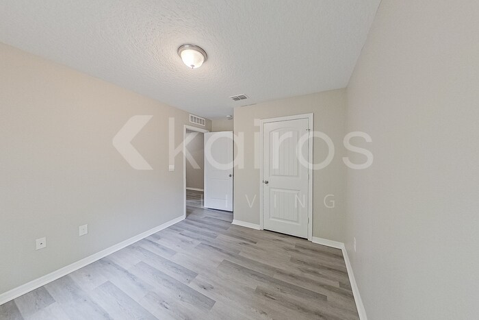 Building Photo - 21 Philmont Ln