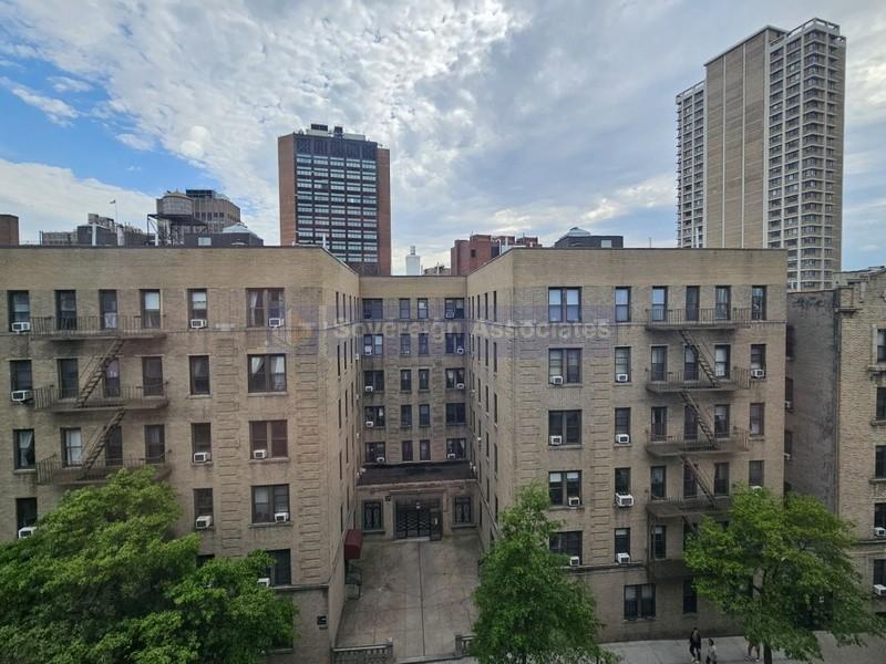 Building Photo - 707 W 171st St