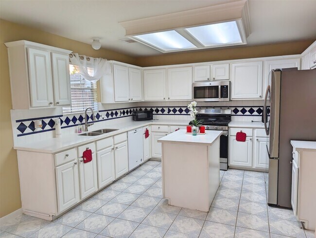 Building Photo - 18927 Hikers Trail Dr