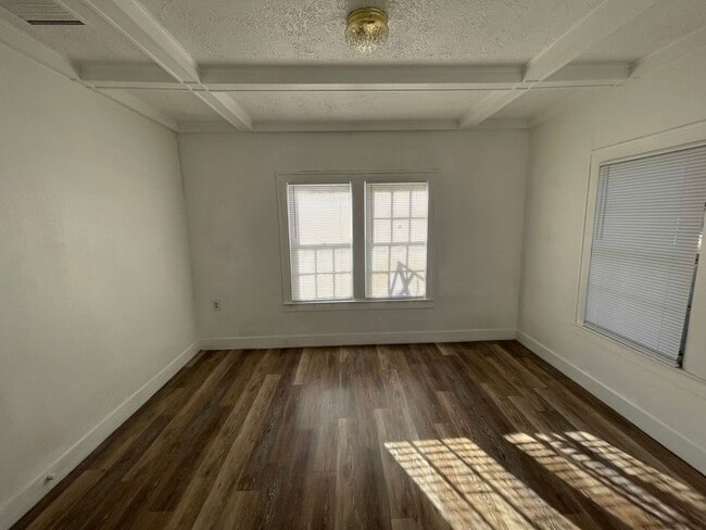 Building Photo - 3 bedroom, 1 bath