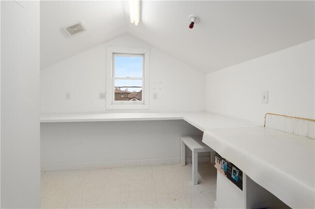 Building Photo - 2035 Manchester St NE