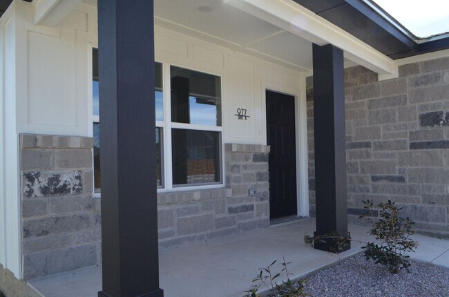 Building Photo - 977 Cline Dr