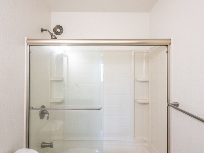 Building Photo - 2BD 1BA Recently Renovated Unit! Parking! ...