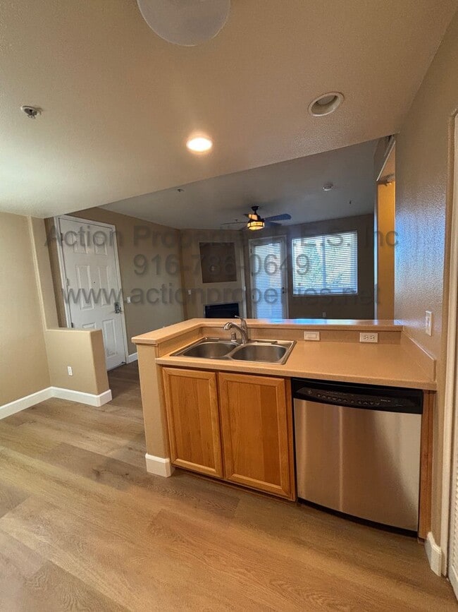 Building Photo - East Roseville - Gated Phoenician - Great ...