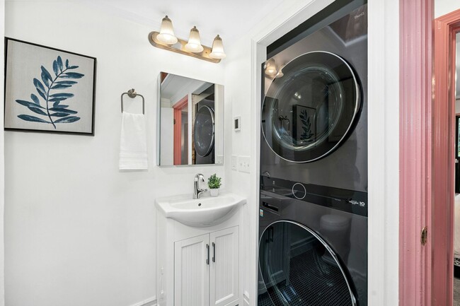 Building Photo - 3Bd/1.75Ba Seattle Home