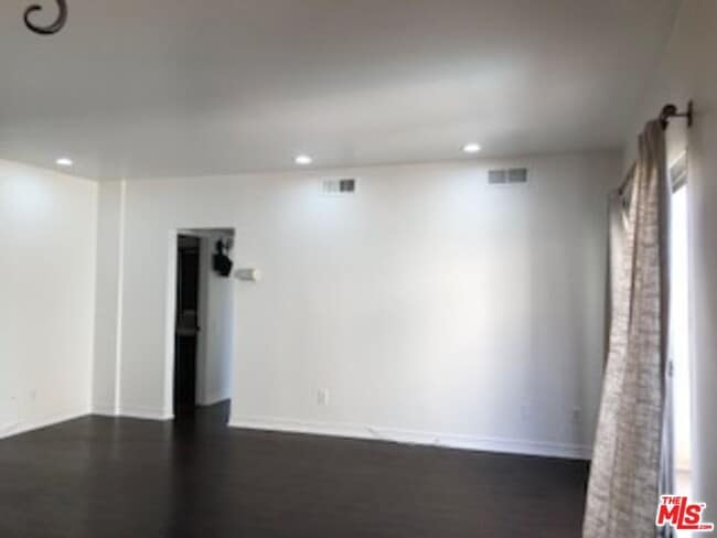 Building Photo - 622 S Barrington Ave