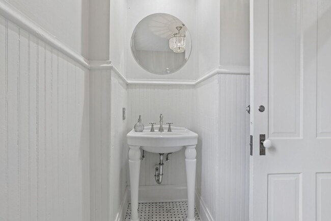 Building Photo - 550 E Town St