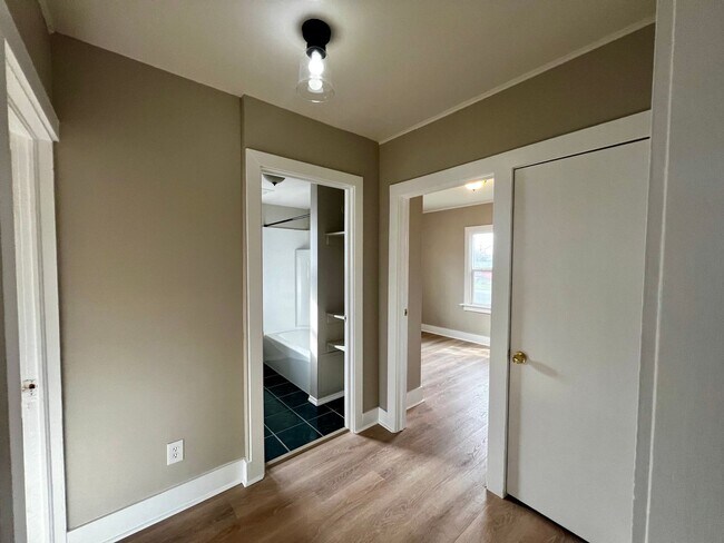 Building Photo - Charming 4-Bedroom Home with Office