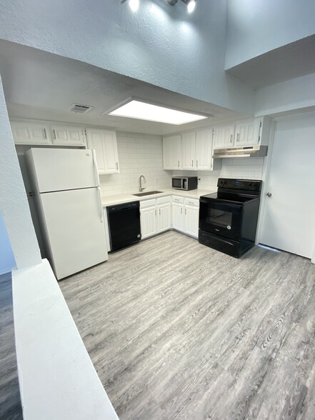 Building Photo - 311 Kings Way Dr