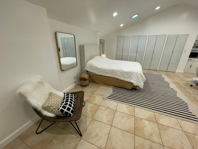 Building Photo - PRIVATE , FURNISHED Beverly Hills Studio Back House ! All utilities included