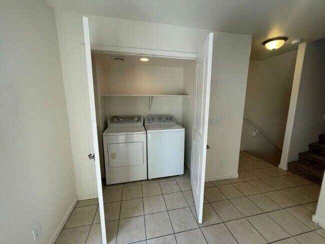 Building Photo - 330 S Farmer Ave