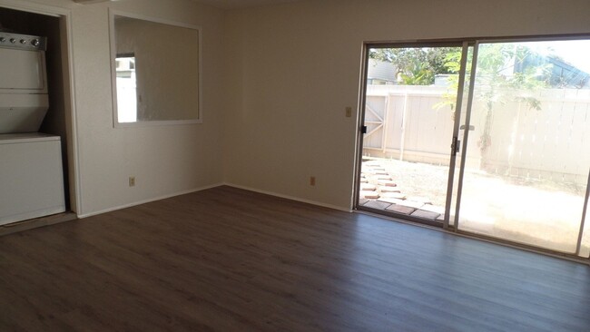 Building Photo - 2 bedroom + loft bedroom, 1 bath, 2 parkin...