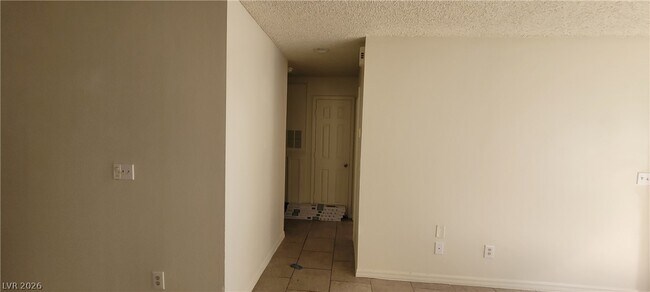 Building Photo - 2121 Chertsey Dr