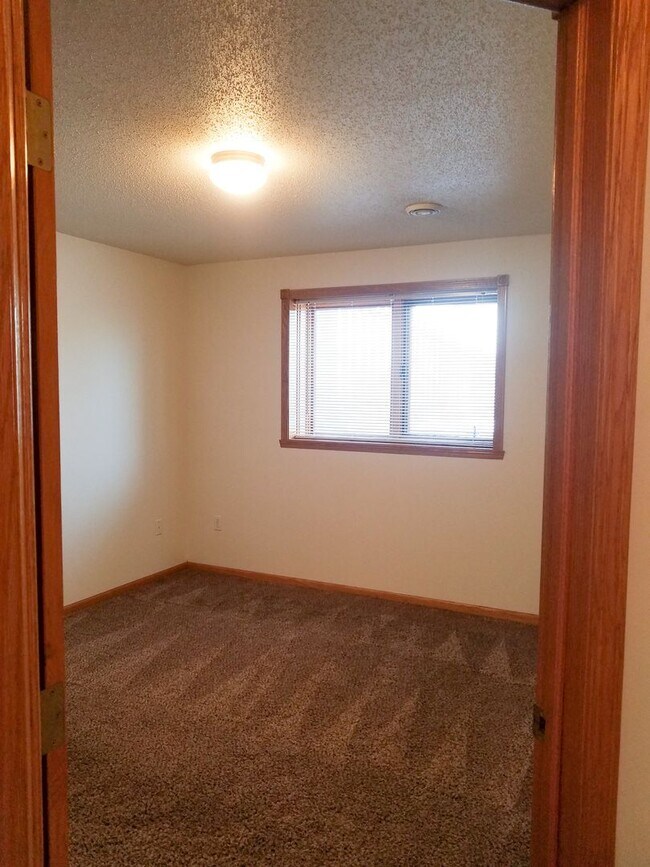 Building Photo - Comfortable 3-Bedroom with Garage & Fenced Yard