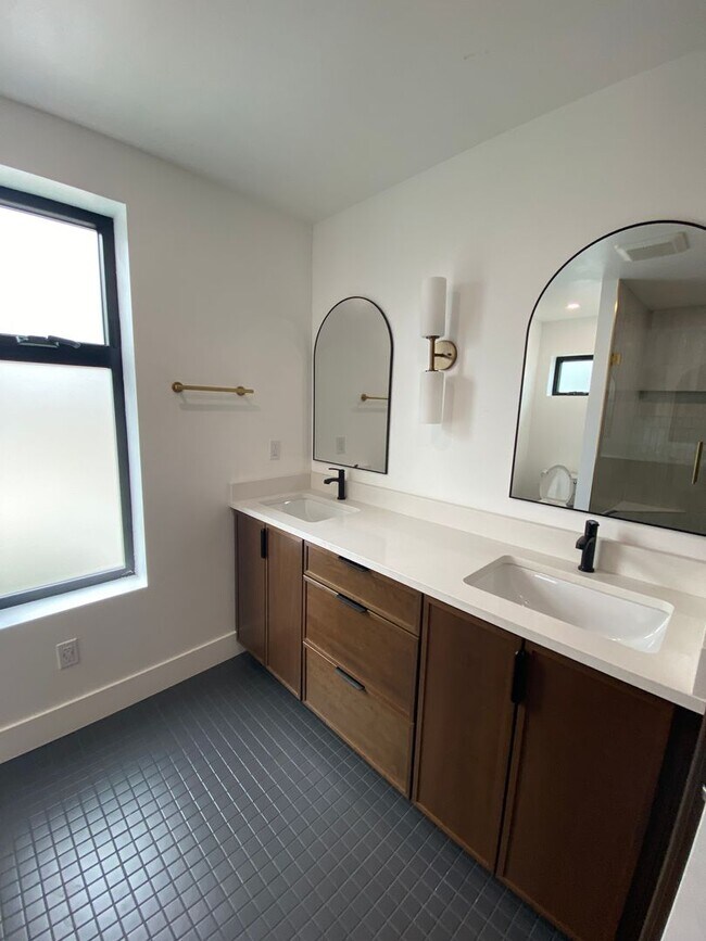 Building Photo - 4 Bedroom 3 Bath + Office / 5th Bedroom Ho...