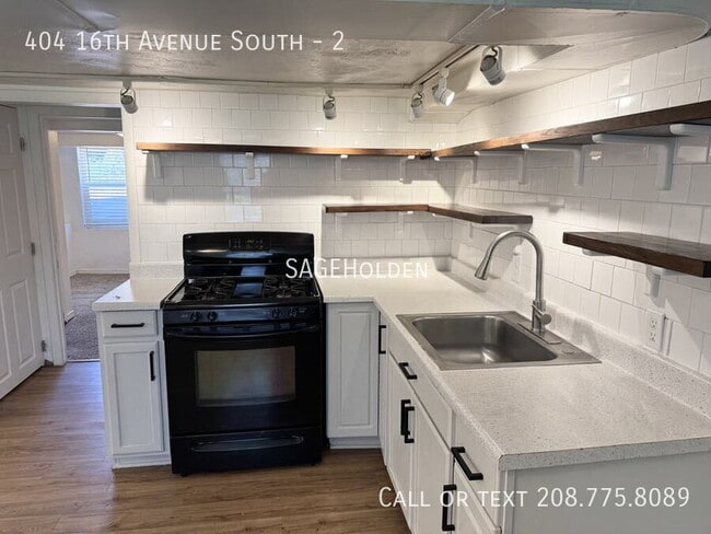 Building Photo - 404 16th Ave S