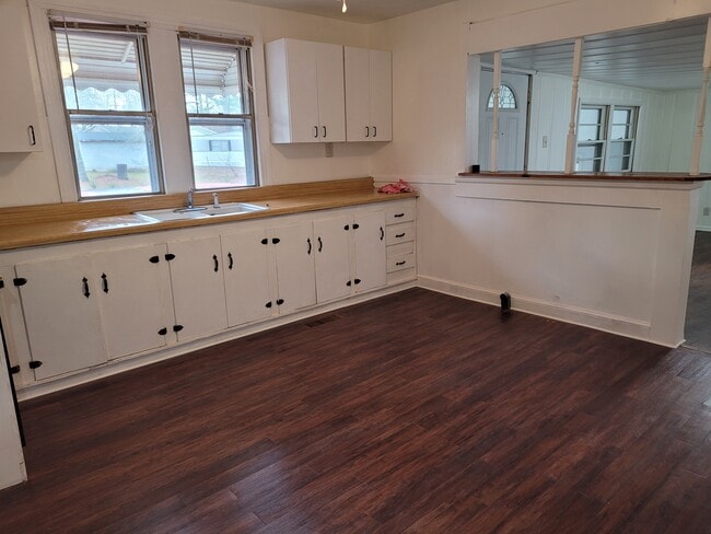Kitchen - 208 Nunnally Ave