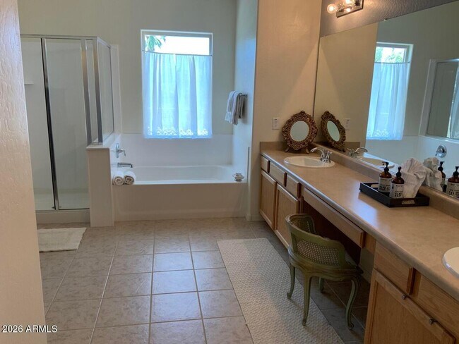 Building Photo - 2114 E Aire Libre Ave