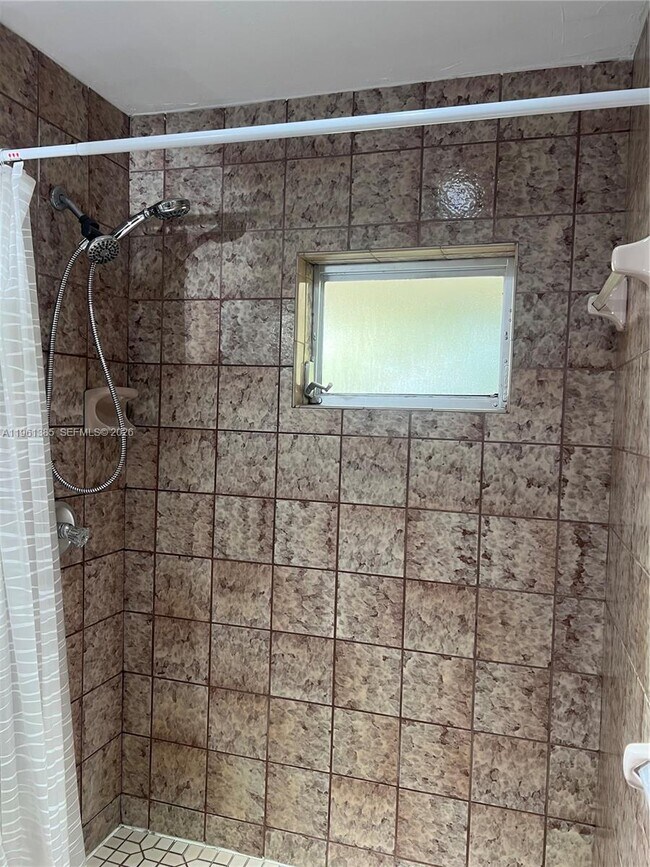 Building Photo - 305 SE 12th Ave