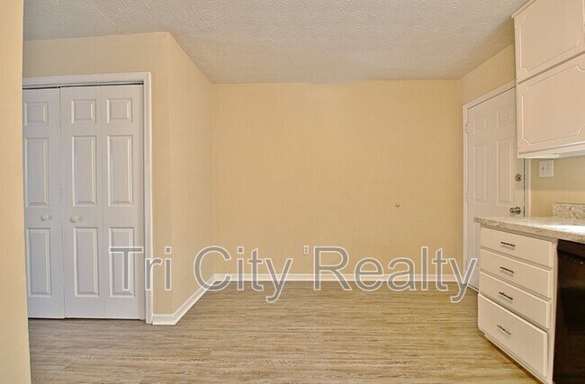 Building Photo - 220 Meadowbrook Ct