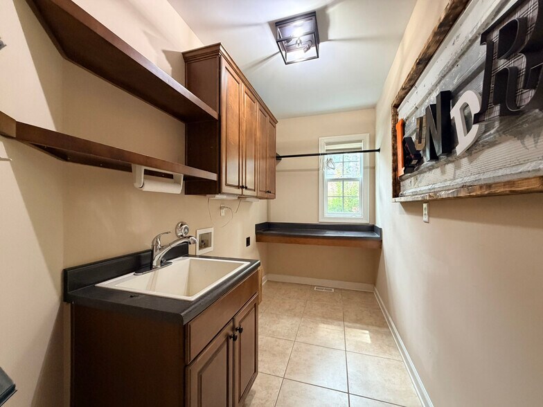 Building Photo - 5604 Pine Rock Ct