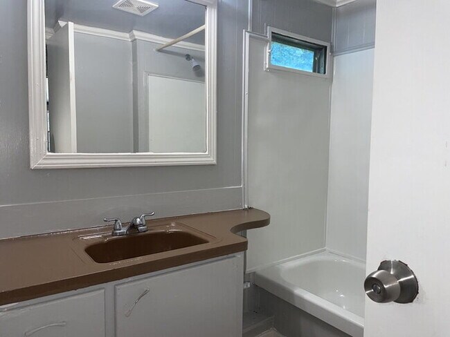 Building Photo - "Charming Greenville Retreat: Cozy 3-Bed, 2-Bath Home at 18 Whitehorse Rd Ext.!"