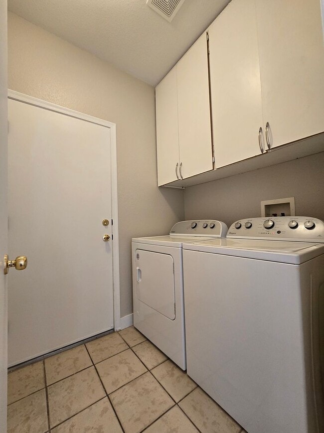 Building Photo - A Fabulous 5 Bedroom Home with 1 Bedroom and 3/4 Bathroom downstairs