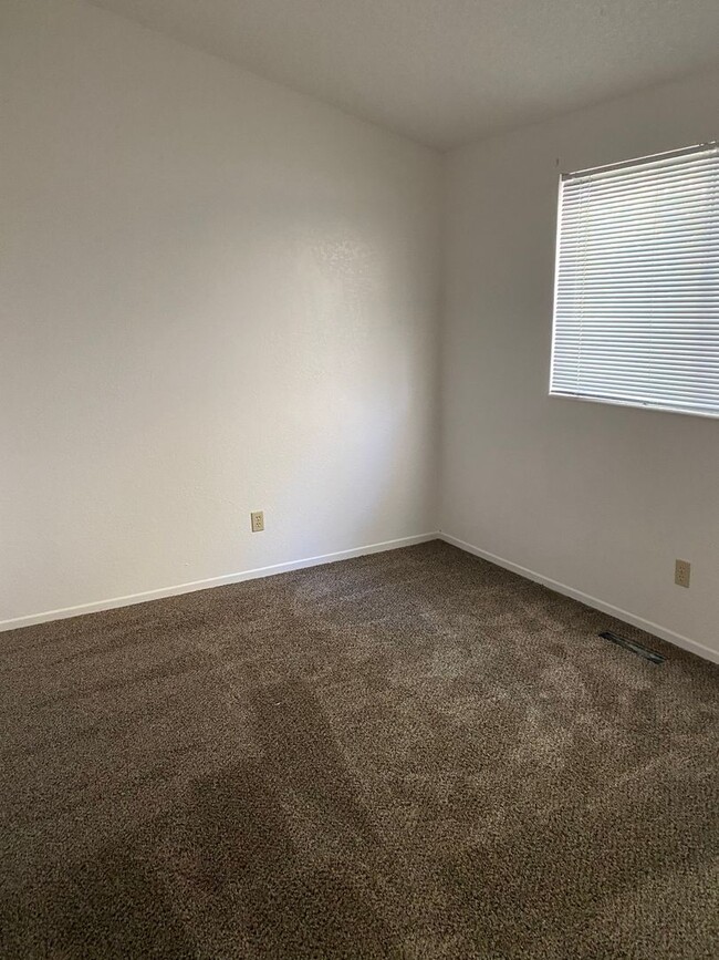 Building Photo - Spacious 4 Bed Home with 3 Car Garage off of Vista!!!!!