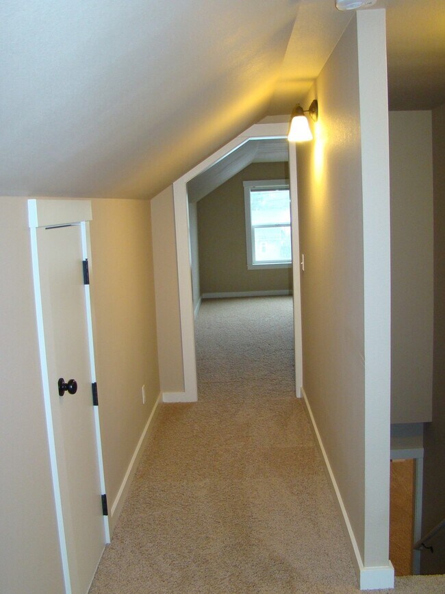 Building Photo - Charming 3 bedroom, 2 bath home