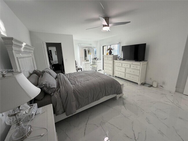 Building Photo - 7290 Kinghurst Dr