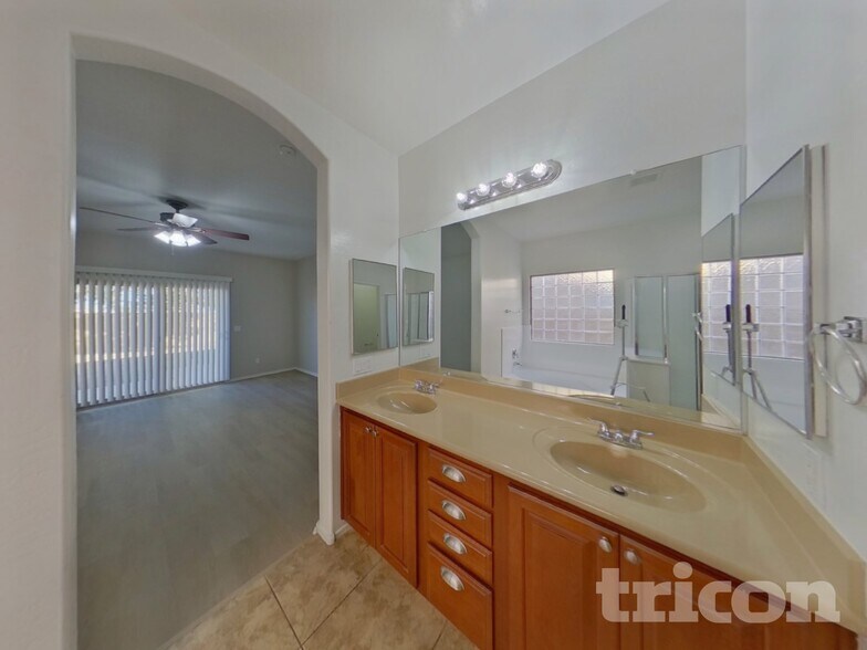 Building Photo - 6934 W Sophie Ln