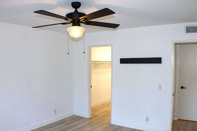 Building Photo - 1150 S Meadow Ln