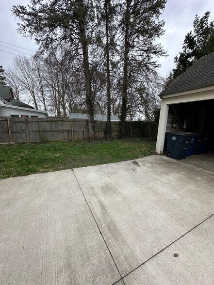 yard - 829 Miller Ave