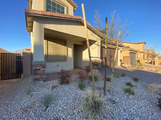 Building Photo - 4 BED 2.5 BATH 2 CAR GARAGE,  LARGE CORNER...