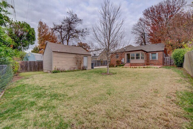 Building Photo - 3 Bed | 1 Bath in Midtown!