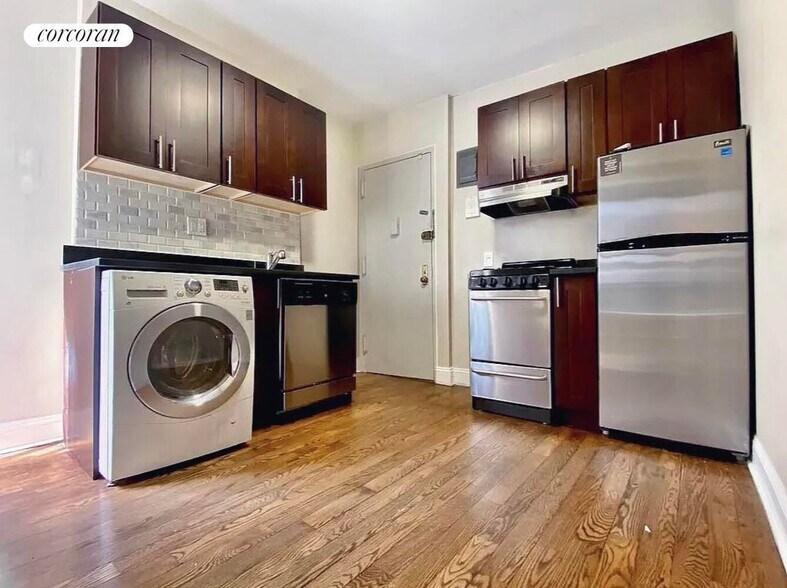 Primary Photo - 222 Thompson St
