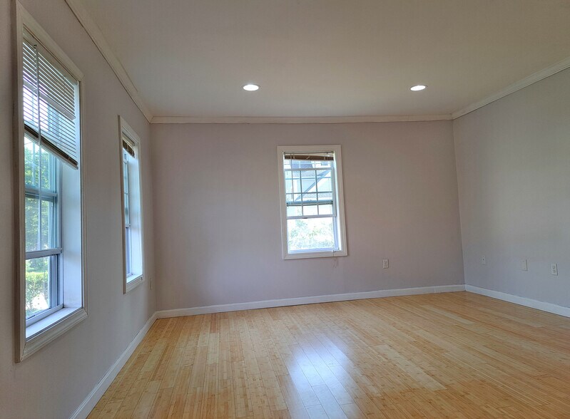 Building Photo - 158 Baker St