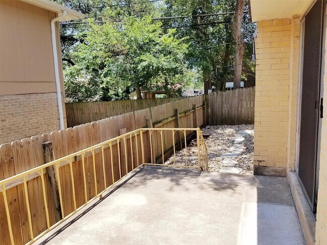 Building Photo - 3513 Westchester Ave