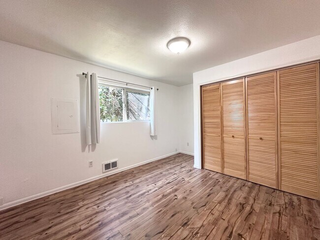 Building Photo - 2 Bed 1 Bath Duplex near Gresham Station!