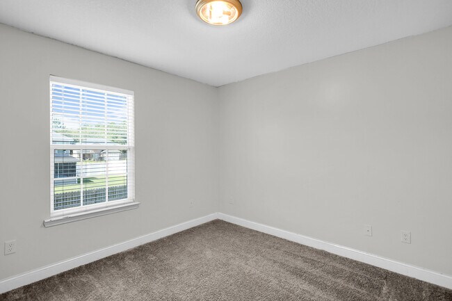 Building Photo - 721 Highgrove Ct