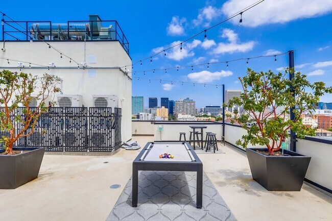 Building Photo - 1bd/1ba Loft in Prime Koreatown w/City Skyline Views and W/D Call Today!